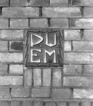 837563 Afbeelding van de geglazuurde tegel met het monogram van de PUEM in het transformatorhuisje Provincialeweg 24 te ...